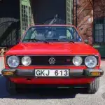 VW Golf Cabriolet 1.8 GLI in Marsrot von vorn, Oldtimer, guter Zustand, aufgenommen bei Bilweb Auctions.