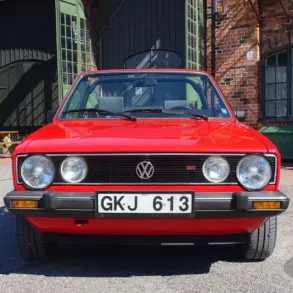 VW Golf Cabriolet 1.8 GLI in Marsrot von vorn, Oldtimer, guter Zustand, aufgenommen bei Bilweb Auctions.