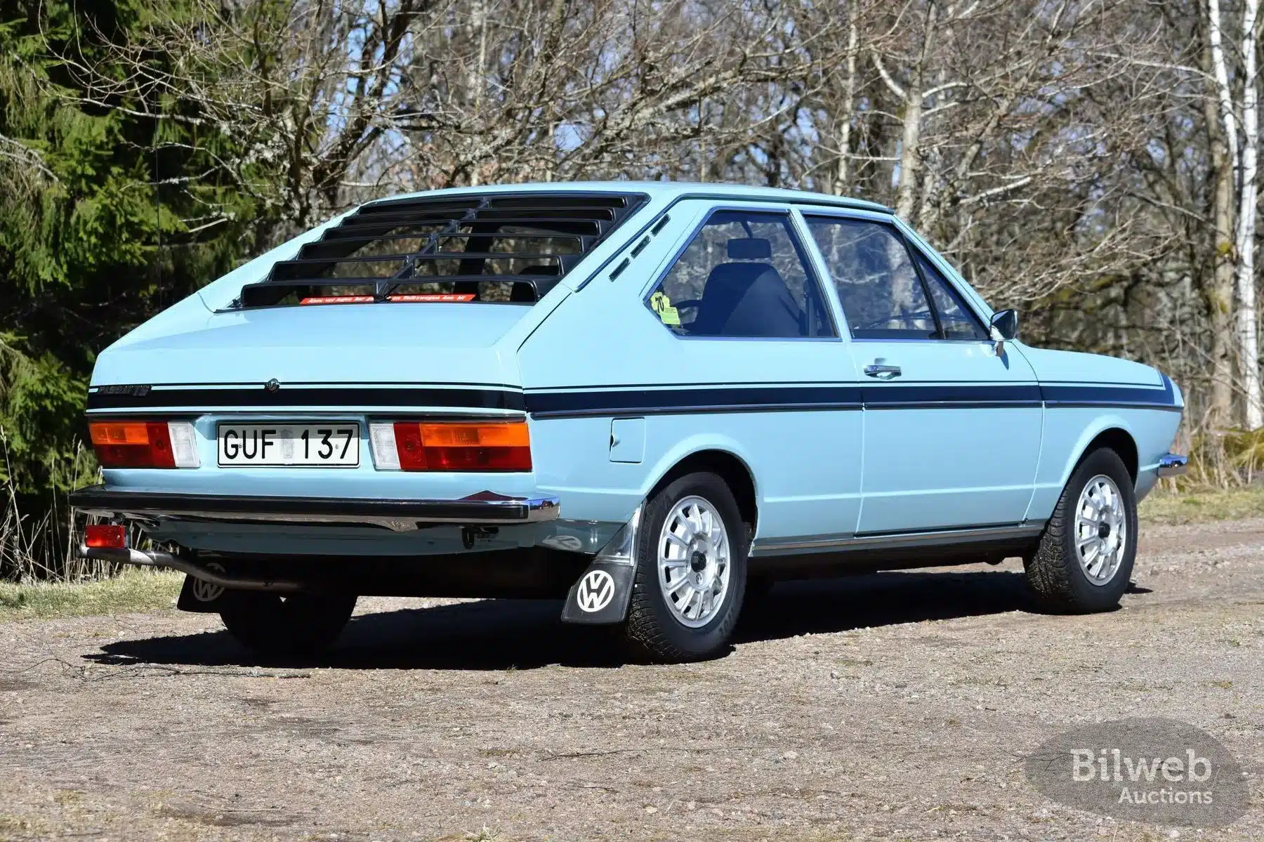 Ein gut erhaltener, hellblauer VW Passat TS 1500 von 1974 mit originalen Details, Blick von hinten auf das Fahrzeug im Freien.