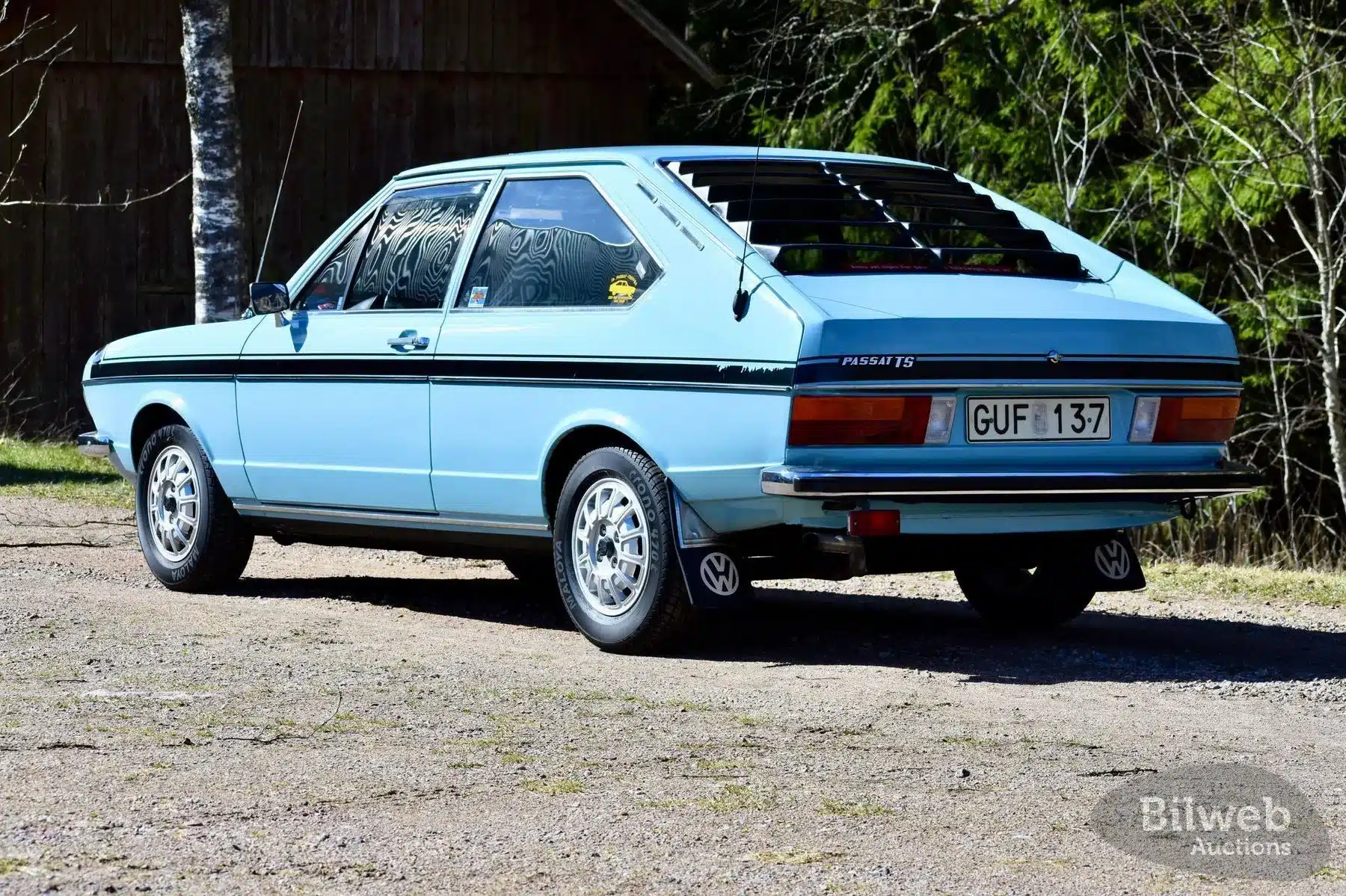 Original VW Passat TS 1500 von 1974 in hellblau, von hinten fotografiert, gut erhaltener Zustand mit authentischen Gebrauchsspuren.