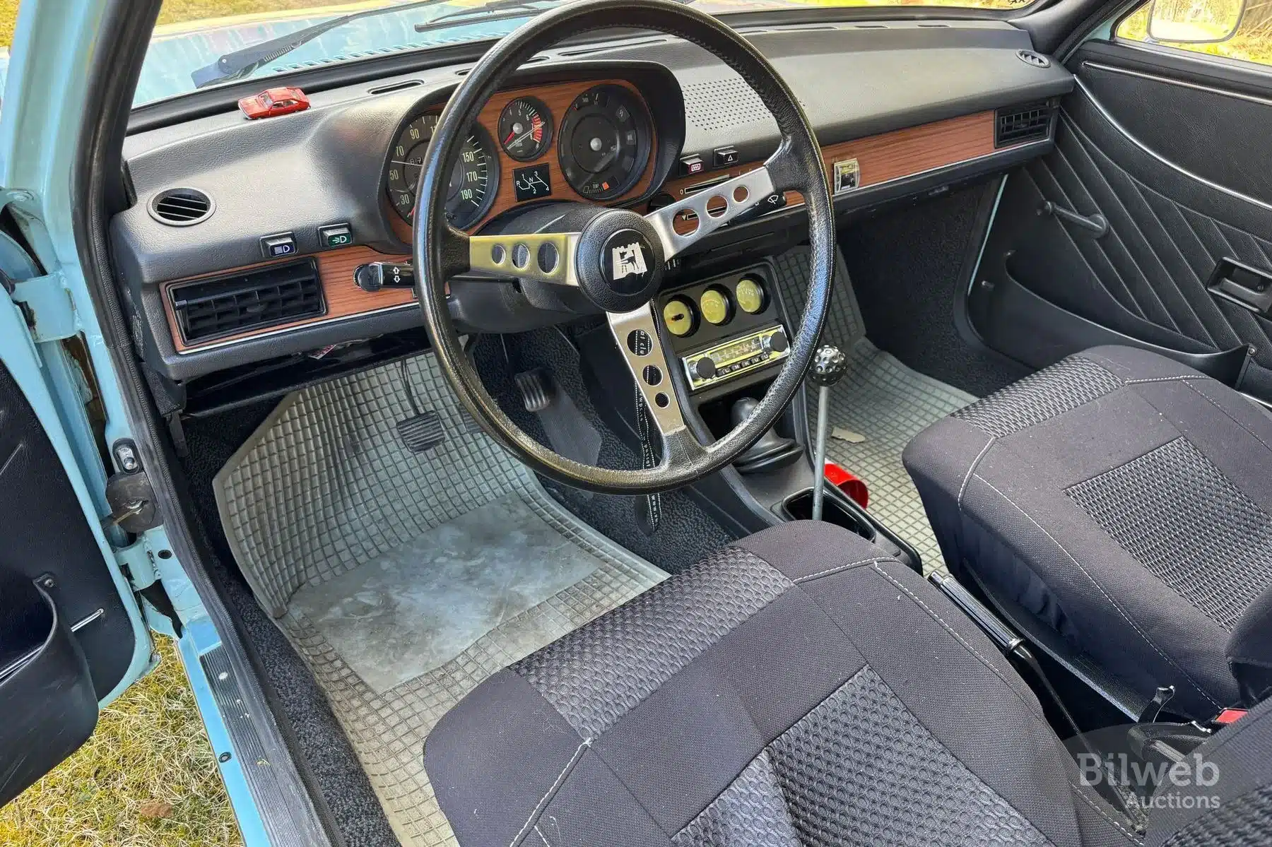 Innenansicht des VW Passat TS 1500 von 1974 mit Original-Lenkrad, Zusatzinstrumenten und gepflegtem Zustand.