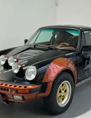1987er Porsche 911 Carrera 3.2 G-Modell als Safari-Umbau mit Zusatzscheinwerfern, schwarzen und kupferfarbenen Karosseriedetails
