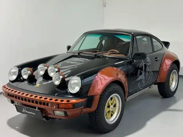 1987er Porsche 911 Carrera 3.2 G-Modell als Safari-Umbau mit Zusatzscheinwerfern, schwarzen und kupferfarbenen Karosseriedetails