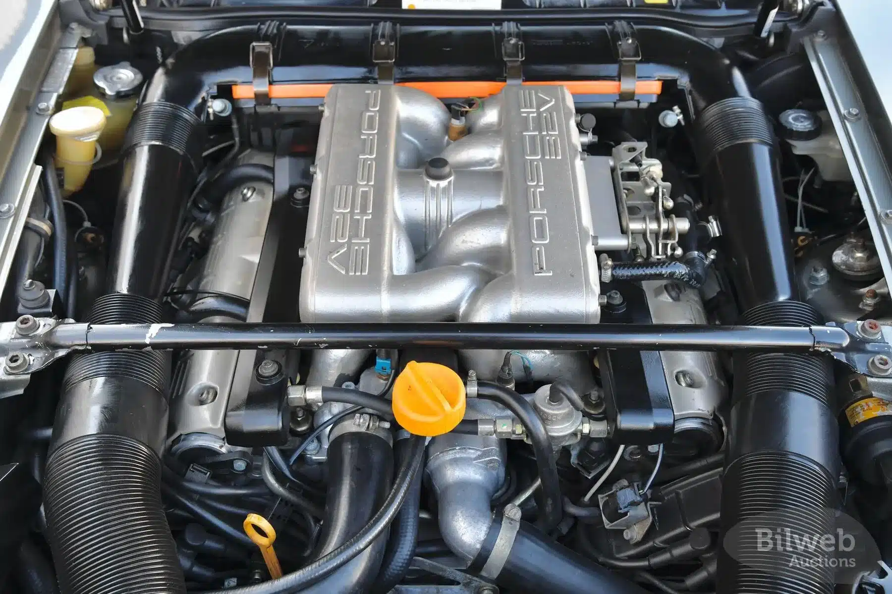 Motorraum eines Porsche 928 S4 V8 von 1988 in gepflegtem Originalzustand