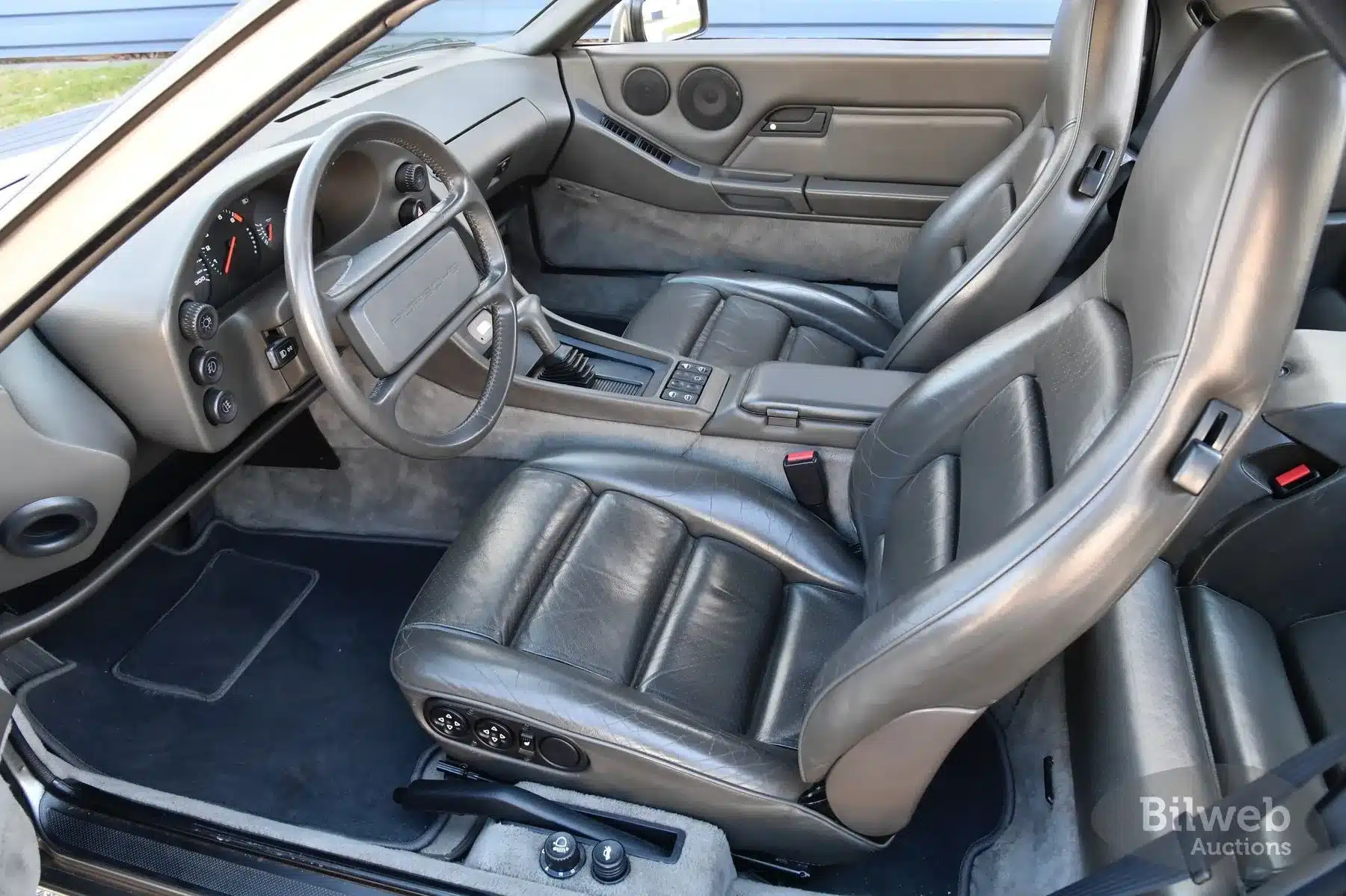 Innenansicht eines Porsche 928 S4 V8 von 1988 mit gut erhaltenem Lederausstattung und Armaturenbrett.