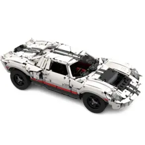 Detailreicher Bausatz eines weißen 24h-Rennwagens aus Bausteinen, inspiriert vom Motorsport der späten Sechziger.