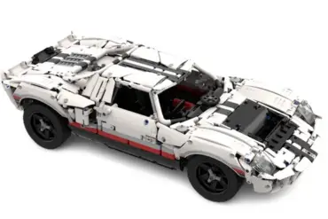 Detailreicher Bausatz eines weißen 24h-Rennwagens aus Bausteinen, inspiriert vom Motorsport der späten Sechziger.