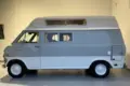 Ford Econoline Custom-Minihome-Campervan in Grau-Weiß, Seitenansicht, Baujahr 1970er