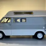 Ford Econoline Custom-Minihome-Campervan in Grau-Weiß, Seitenansicht, Baujahr 1970er