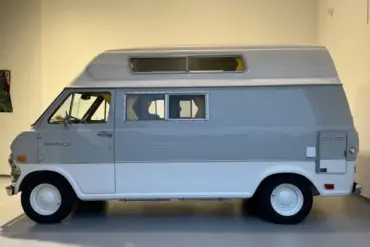 Ford Econoline Custom-Minihome-Campervan in Grau-Weiß, Seitenansicht, Baujahr 1970er