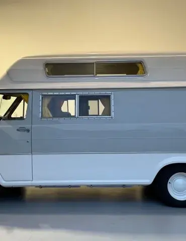 Ford Econoline Custom-Minihome-Campervan in Grau-Weiß, Seitenansicht, Baujahr 1970er