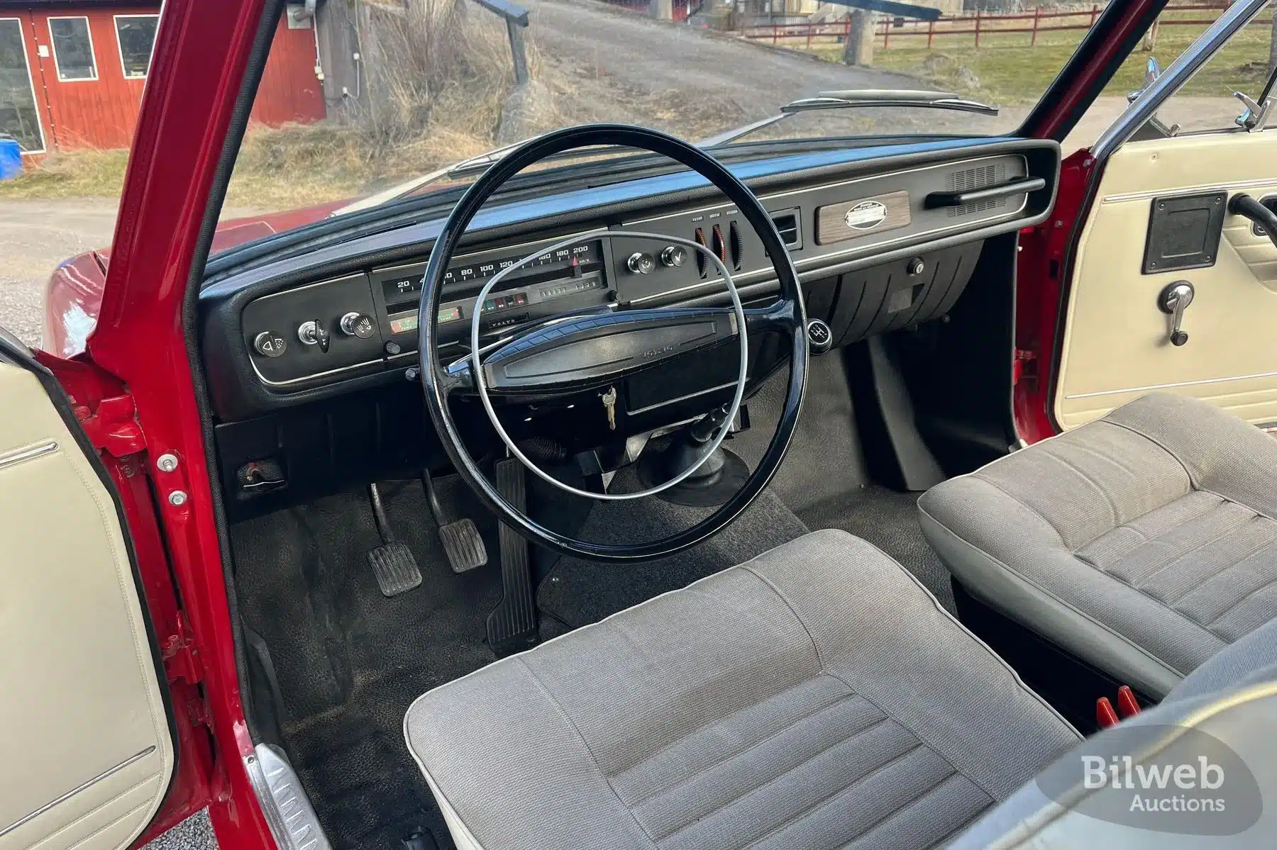 Innenansicht eines Volvo 142 B20 von 1969 mit beigem Stoffinterieur und originalem Armaturenbrett.