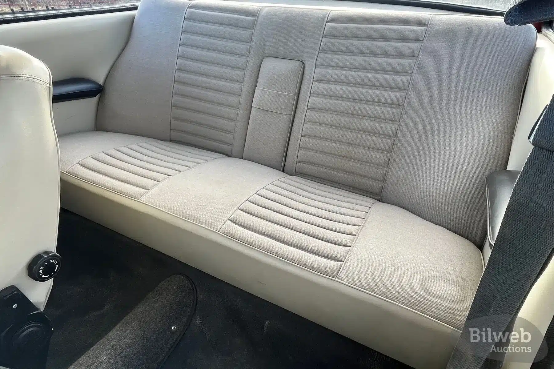 Beige Rücksitzbank eines Volvo 142 B20 aus dem Jahr 1969 mit gut erhaltenem Stoffbezug