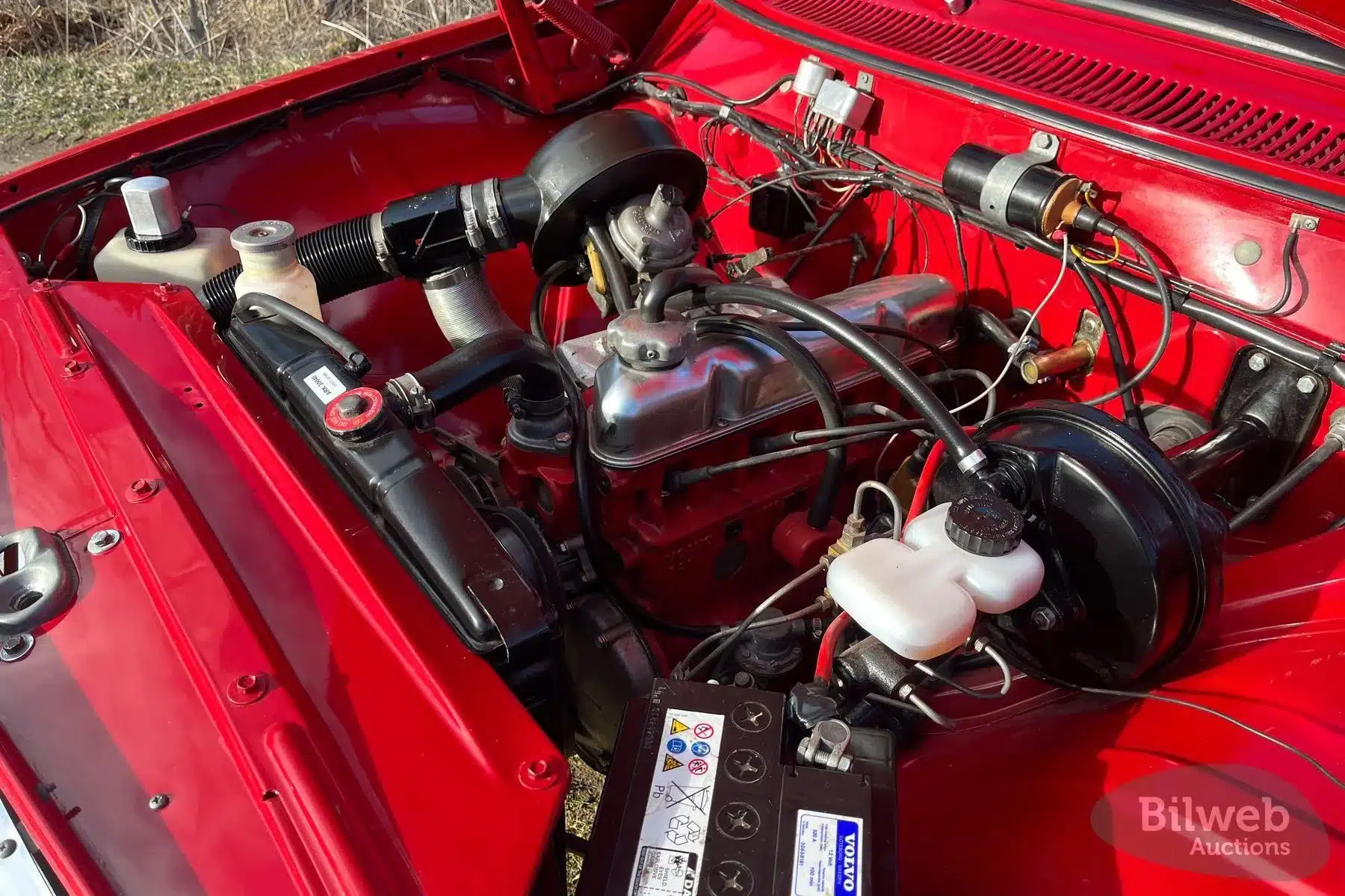 Motorraum eines roten Volvo 142 B20 von 1969 mit restauriertem Motor und neuer Bremsanlage