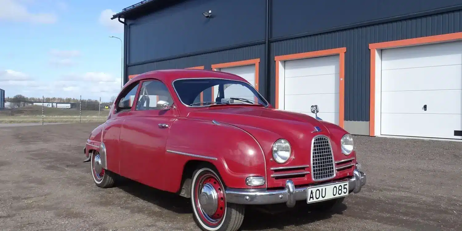 Roter Saab 93B von 1958 im originalen Zustand, schräg von vorne fotografiert.
