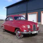 Roter Saab 93B von 1958 im originalen Zustand, schräg von vorne fotografiert.