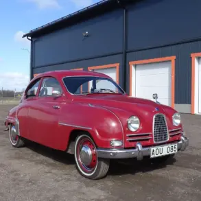 Roter Saab 93B von 1958 im originalen Zustand, schräg von vorne fotografiert.
