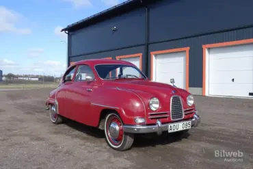 Roter Saab 93B von 1958 im originalen Zustand, schräg von vorne fotografiert.