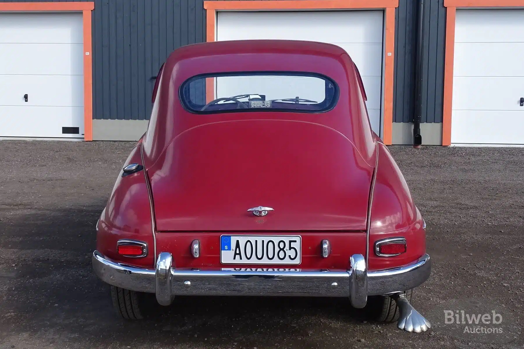 Heckansicht eines roten Saab 93B von 1958 mit schmalen Rückleuchten und schwedischem Kennzeichen.