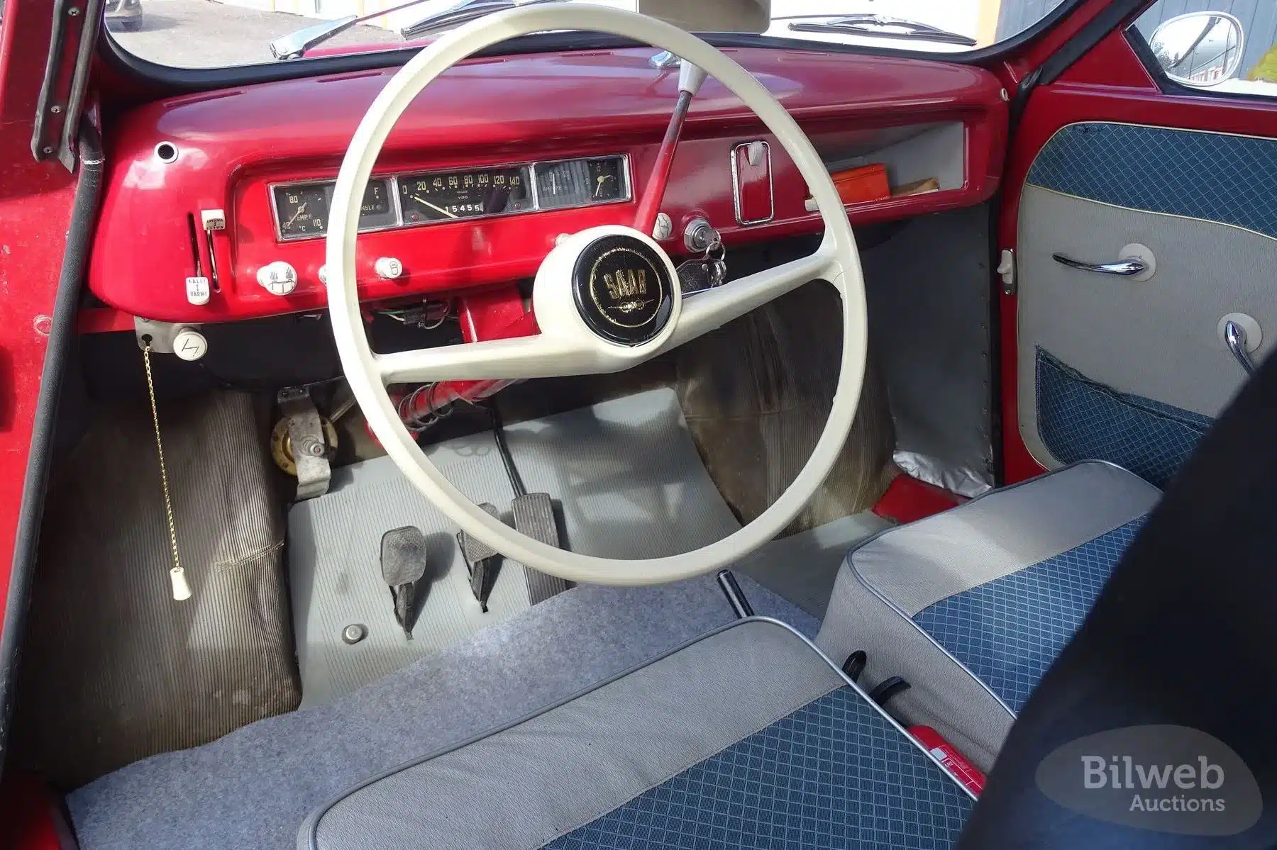 Innenansicht eines Saab 93B von 1958 mit originalem roten Armaturenbrett und zweifarbigen Sitzen