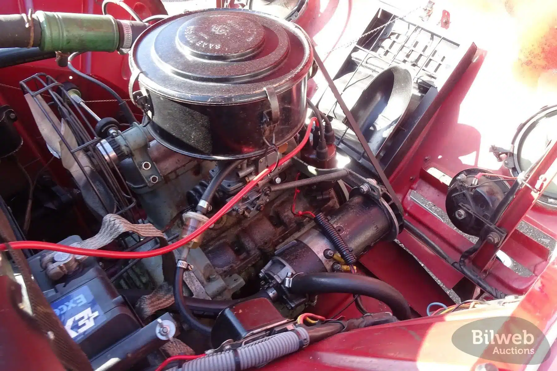 Detailansicht des Motors eines Saab 93B von 1958 mit sichtbaren Gebrauchsspuren und Komponenten.