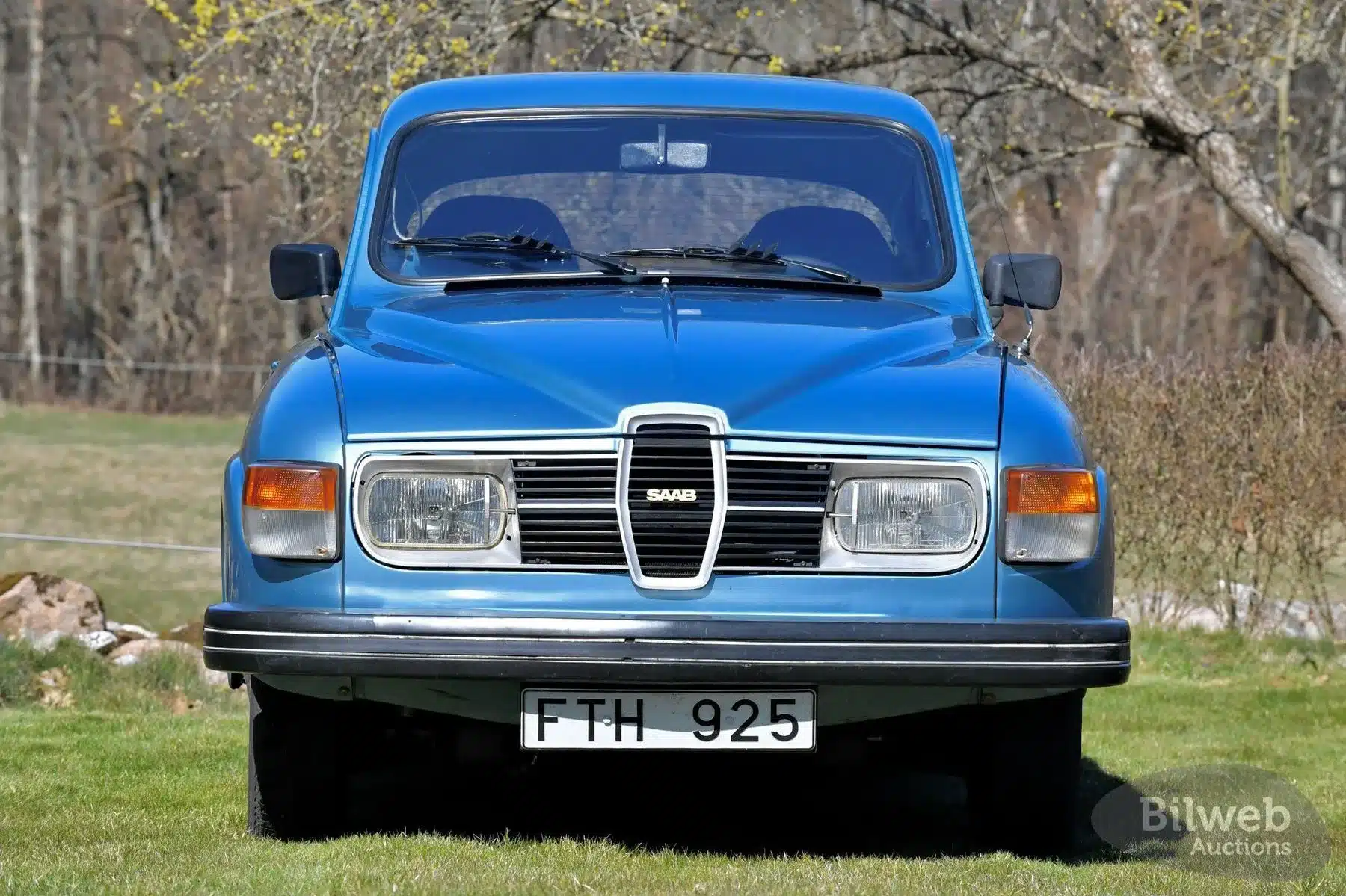 Saab 96 Jubileum V4 Baujahr 1980 in blauem Metallic-Lack, Frontansicht.