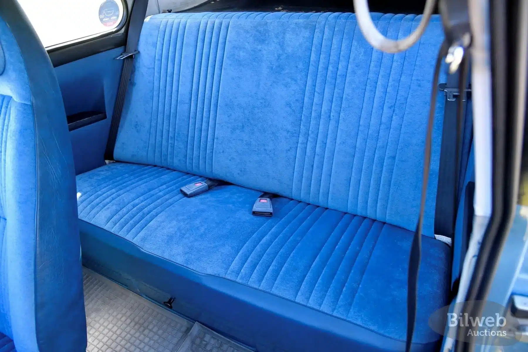 Rücksitzbank mit blauer Plüschpolsterung in einem Saab 96 Jubileum V4 von 1980