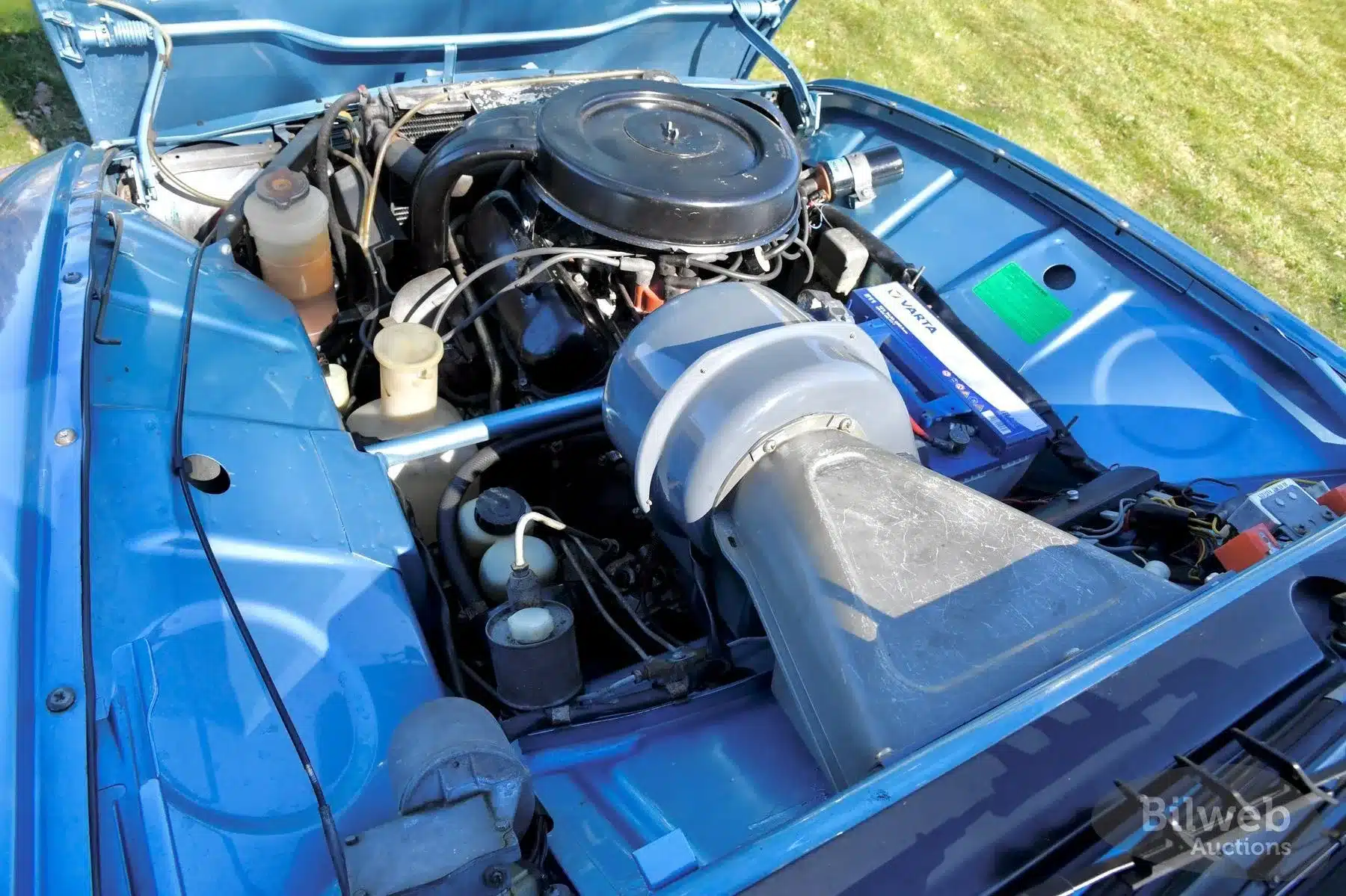 Motorraum eines Saab 96 Jubileum V4 aus dem Jahr 1980 mit Ford V4-Motor in aquamarinblauer Lackierung.