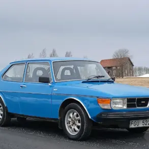 Blauer Saab 99 GL 2,0 von 1977, geparkt an einer Landstraße, Front- und Seitenansicht