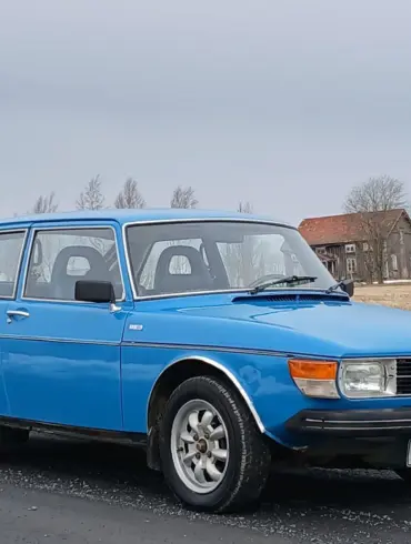 Blauer Saab 99 GL 2,0 von 1977, geparkt an einer Landstraße, Front- und Seitenansicht