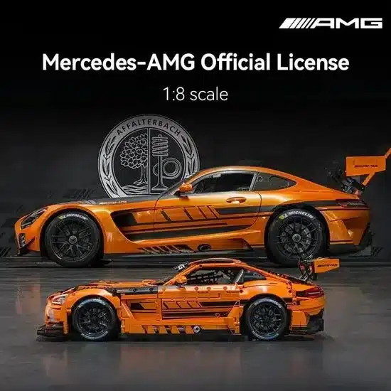 Mercedes-AMG GT Black Series neben Klemmbaustein-Modell im Maßstab 1:8 vor AMG-Logo.