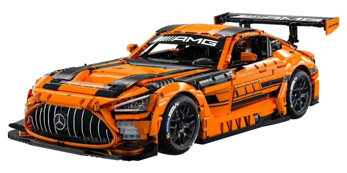 Klemmbaustein-Modell des Mercedes-AMG GT Black Series mit orange-schwarzer Lackierung und aerodynamischem Design