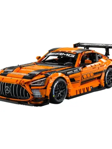 Klemmbaustein-Modell des Mercedes-AMG GT Black Series mit orange-schwarzer Lackierung und aerodynamischem Design