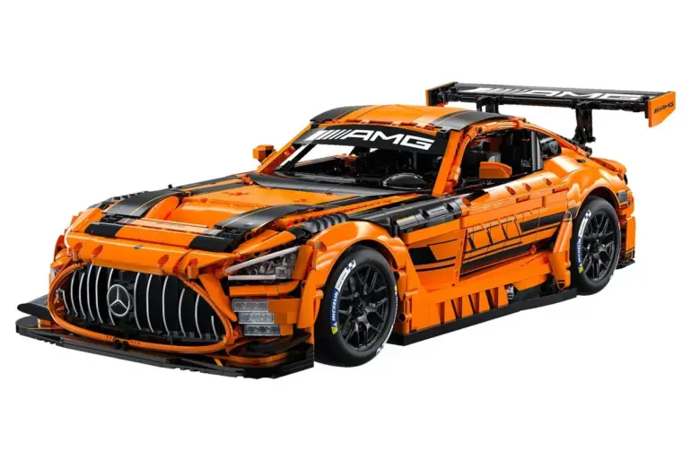 Klemmbaustein-Modell des Mercedes-AMG GT Black Series mit orange-schwarzer Lackierung und aerodynamischem Design