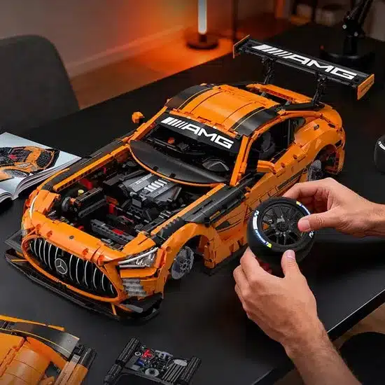 Klemmbaustein-Modell des Mercedes-AMG GT Black Series wird von einem Erwachsenen zusammengesetzt.