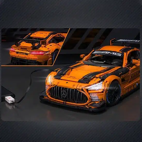 Klemmbaustein-Modell eines orangefarbenen Mercedes-AMG GT Black Series mit Beleuchtung, Front- und Heckansicht