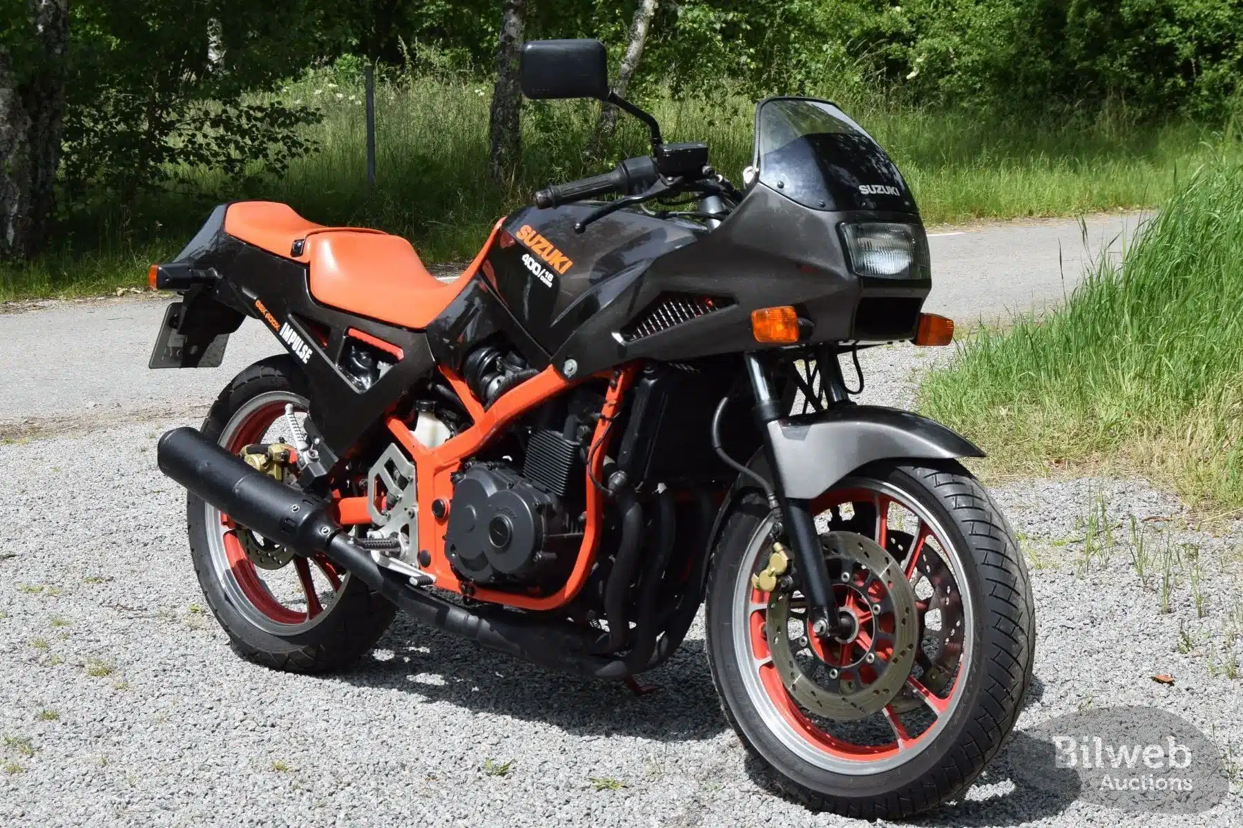 Suzuki GSX 400X Impulse, 1989, schwarzes und rotes Naked Bike mit sportlicher Linienführung, im Freien fotografiert