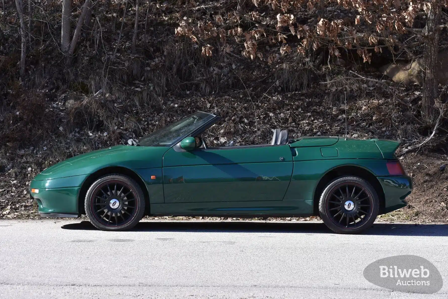 Lotus Elan M100 Turbo 16V Cabriolet in Dunkelgrün von 1991, Seitenansicht, geparkt am Straßenrand