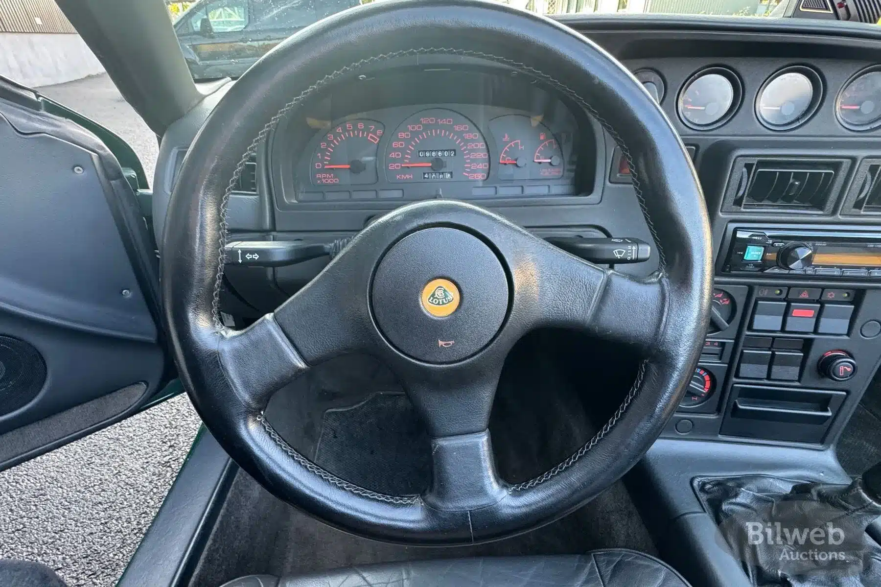 Innenansicht Lenkrad und Armaturenbrett eines Lotus Elan M100 Turbo Baujahr 1991