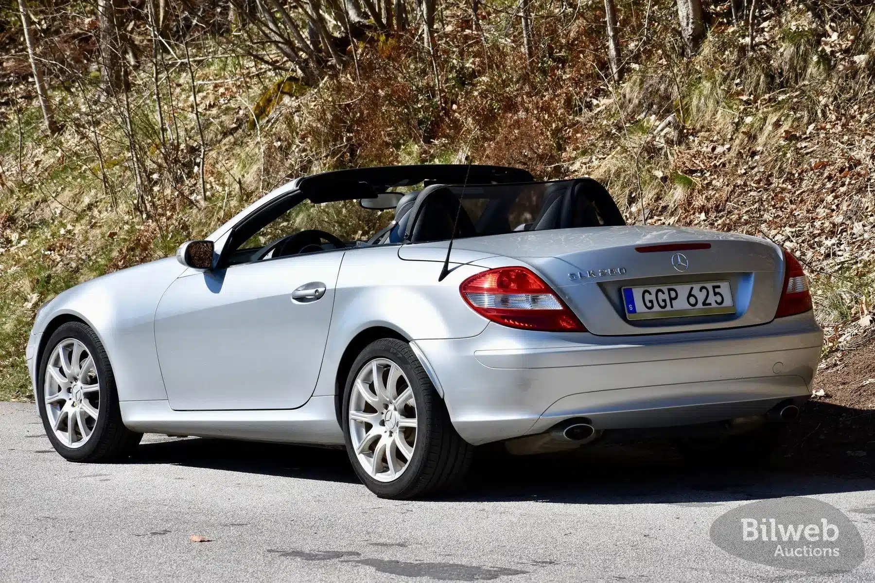 Mercedes-Benz SLK 280 R171 silber mit offenem Dach von hinten auf einer Straße