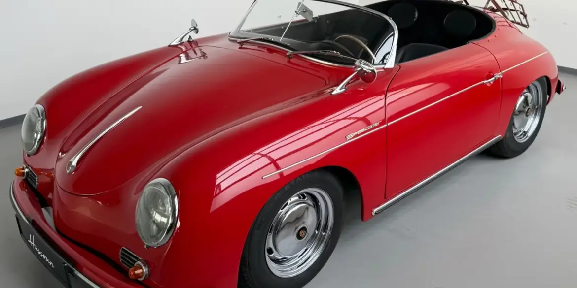 Roter Porsche 356 Speedster Replica von 1992 als Oldtimer in einer hellen Garage