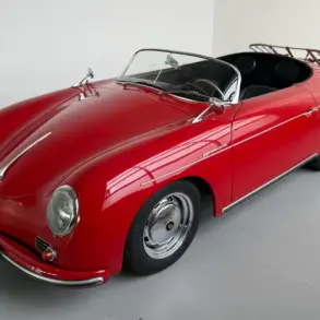 Roter Porsche 356 Speedster Replica von 1992 als Oldtimer in einer hellen Garage