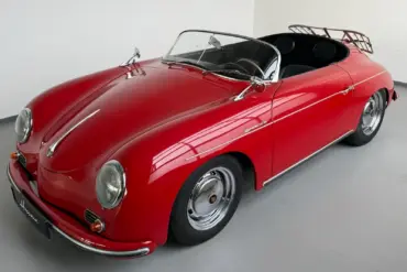 Roter Porsche 356 Speedster Replica von 1992 als Oldtimer in einer hellen Garage