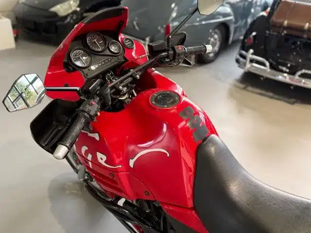 Cockpit und Tank einer Triumph T900 Tiger in Rot, klassische Reiseenduro