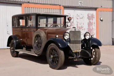 Seitenansicht eines unrestaurierten Mercedes-Benz 320 Mannheim 12/55 PS W04 Baujahr 1928 mit brauner und schwarzer Lackierung, abgenutztem Ersatzrad und matter Oberfläche.