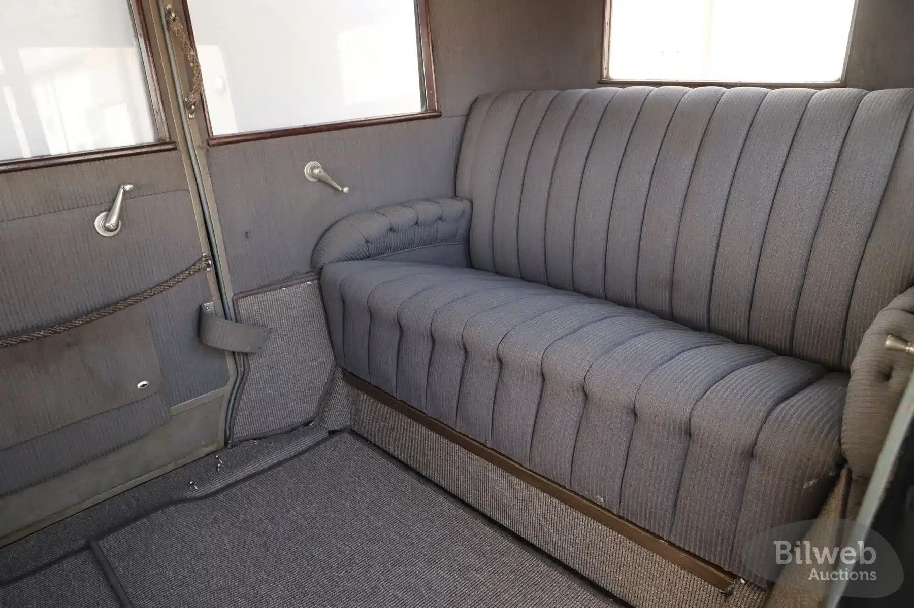 Innenraum Rücksitzbank eines Mercedes-Benz 320 Mannheim W04 von 1928 mit grauem Stoffbezug