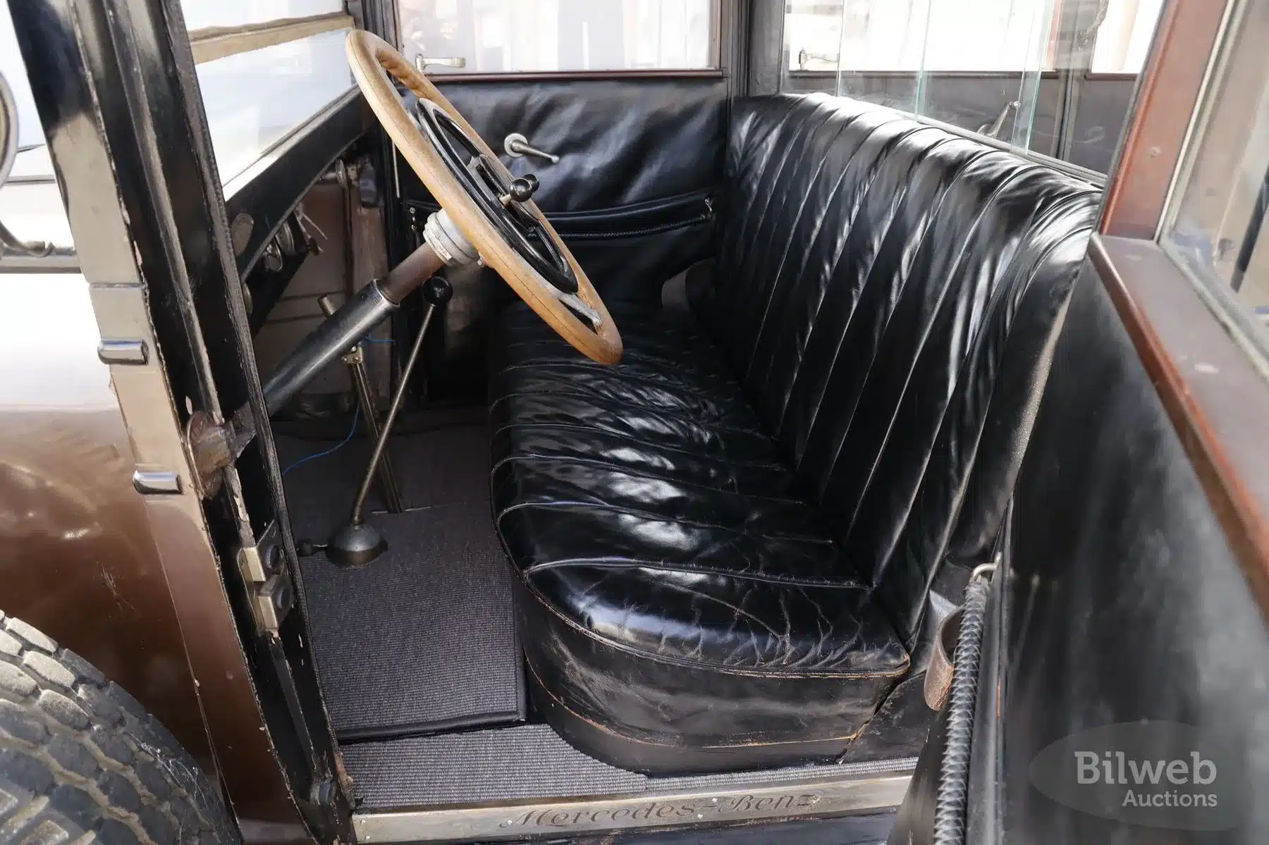 Innenansicht mit Sitzbank und Lenkrad eines Mercedes-Benz 320 Mannheim W04 (1928) im unrestaurierten Originalzustand.