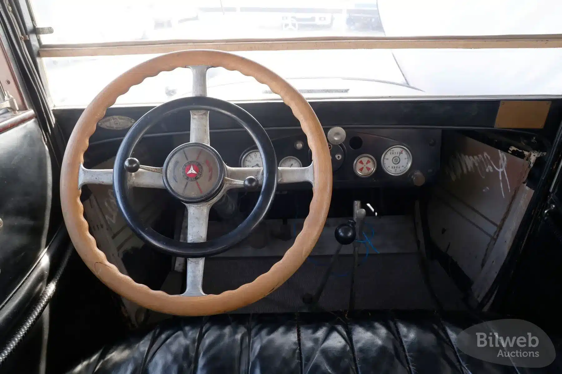 Blick auf das Lenkrad und Armaturenbrett eines Mercedes-Benz 320 Mannheim 12/55 PS W04 von 1928 mit sichtbaren Gebrauchsspuren.