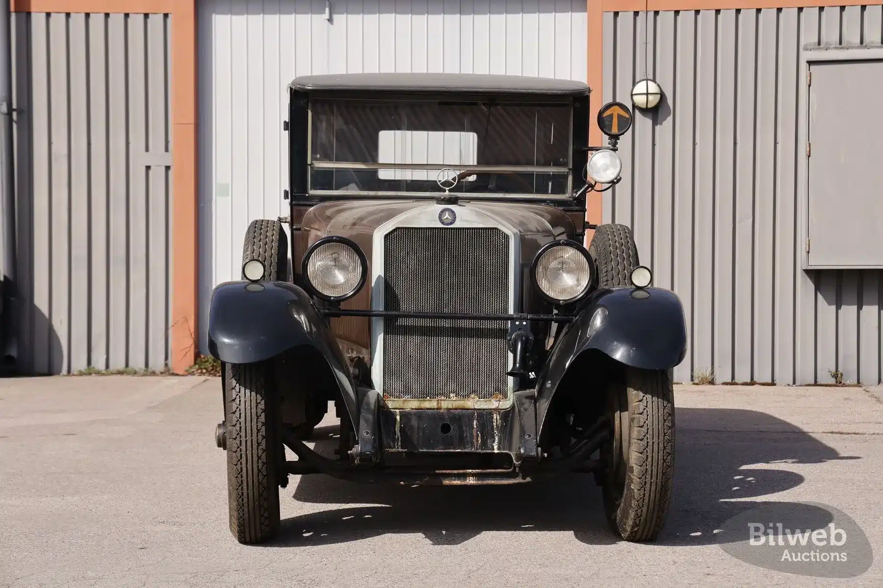 Frontansicht eines unrestaurierten Mercedes-Benz 320 Mannheim 12/55 PS W04 von 1928 mit sichtbarer Patina.