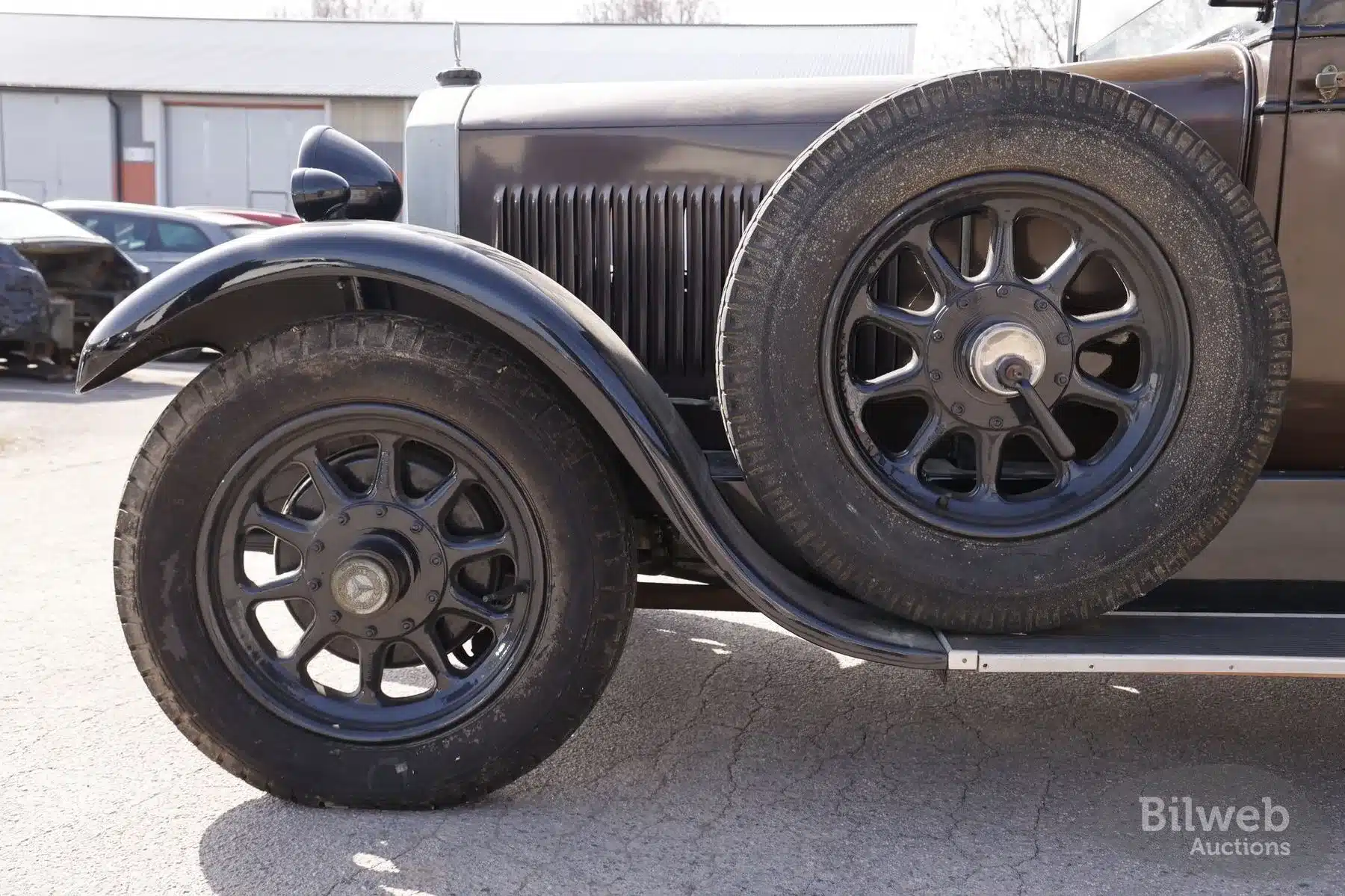 Vorder- und Reserverad eines Mercedes-Benz 320 Mannheim W04 von 1928 mit sichtbarer Patina